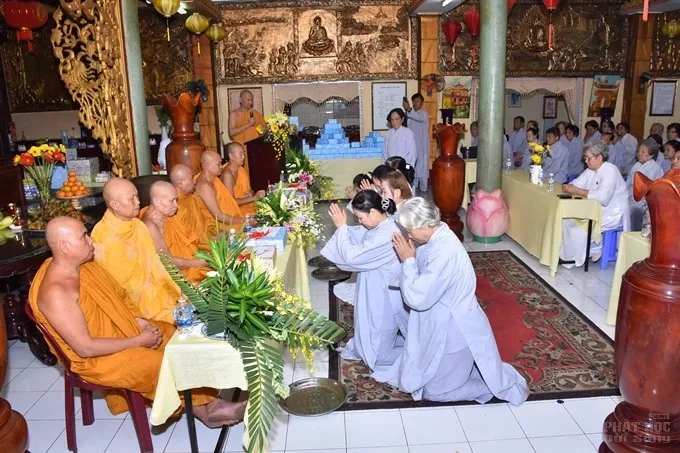 Tịnh xá Lộc Uyển tổng kết lớp Bát quan trai 9 Tịnh xá Lộc Uyển tổng kết lớp Bát quan trai image-1732292153147