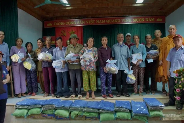 Tịnh xá Lộc Uyển và tịnh xá Ngọc Chơn cứu trợ tại huyện Quảng Trạch tỉnh Quảng Bình image-1731940582177