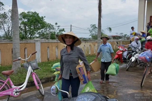 Tịnh xá Lộc Uyển và tịnh xá Ngọc Chơn cứu trợ tại huyện Quảng Trạch tỉnh Quảng Bình 8 Tịnh xá Lộc Uyển và tịnh xá Ngọc Chơn cứu trợ tại huyện Quảng Trạch tỉnh Quảng Bình image-1731940584955