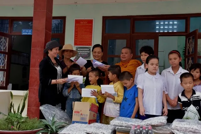 Tịnh xá Lộc Uyển và tịnh xá Ngọc Chơn cứu trợ tại huyện Quảng Trạch tỉnh Quảng Bình 11 Tịnh xá Lộc Uyển và tịnh xá Ngọc Chơn cứu trợ tại huyện Quảng Trạch tỉnh Quảng Bình image-1731940587062