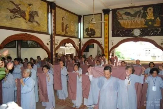 Tổn phước khi Phật tử mang cà sa người xuất gia  Tổn phước khi Phật tử mang cà sa người xuất gia image-1731746220432