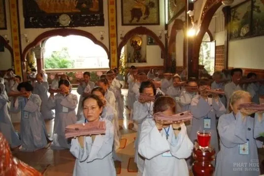 Tổn phước khi Phật tử mang cà sa người xuất gia  Tổn phước khi Phật tử mang cà sa người xuất gia image-1731746221042