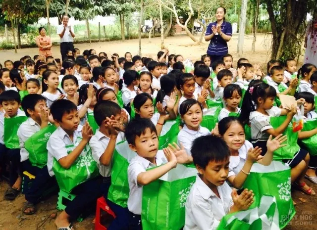 Trao quà đến học sinh, khánh thành phòng học mới image-1732288612220