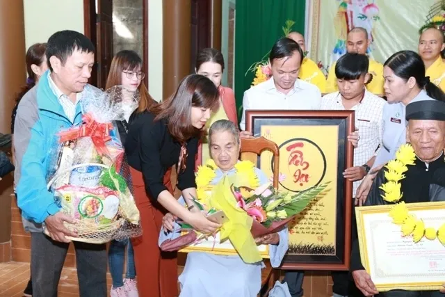 Triển lãm, mừng thọ, buffet chay kỷ niệm 60 năm thành lập Chùa Pháp Hoa image-1731941616108