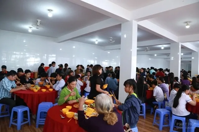 Triển lãm, mừng thọ, buffet chay kỷ niệm 60 năm thành lập Chùa Pháp Hoa image-1731941624107