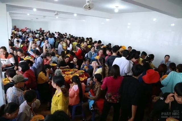 Triển lãm, mừng thọ, buffet chay kỷ niệm 60 năm thành lập Chùa Pháp Hoa image-1731941624825