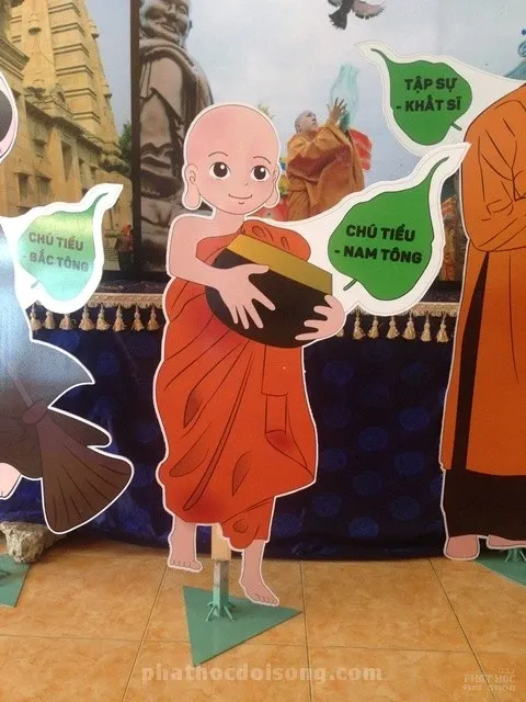 Chú tiểu Nam Tông một hình ảnh dễ thương Triển lãm y phục tu sĩ Phật giáo Nam Tông image-1731931755340