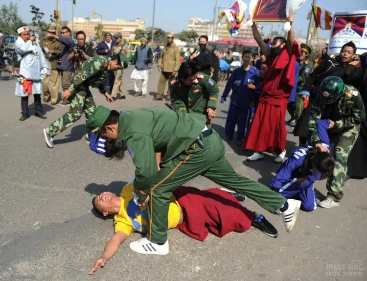 Trung Quốc đánh đập tu sĩ Phật giáo Tây Tạng image-1731921238765