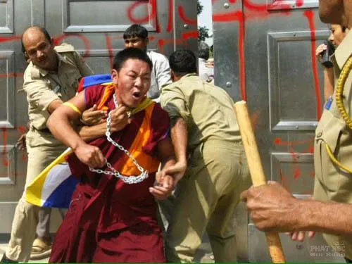 Trung Quốc đánh đập tu sĩ Phật giáo Tây Tạng image-1731921239327