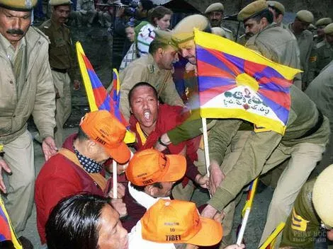 Trung Quốc đánh đập tu sĩ Phật giáo Tây Tạng image-1731921239818