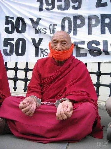 Trung Quốc đánh đập tu sĩ Phật giáo Tây Tạng image-1731921240267