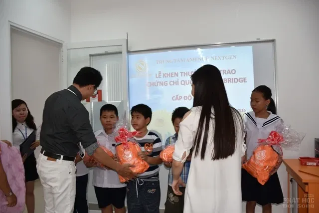 Trung tâm Anh Ngữ Nextgen trao chứng chỉ lớp học tình thương CLB Thiện Duyên image-1732288016266