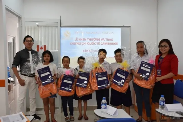 Trung tâm Anh Ngữ Nextgen trao chứng chỉ lớp học tình thương CLB Thiện Duyên Trung tâm Anh Ngữ Nextgen trao chứng chỉ lớp học tình thương CLB Thiện Duyên image-1732288017962