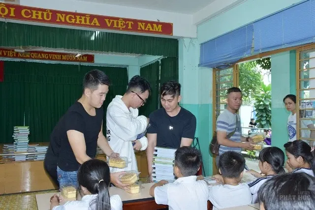 Trung thu đến với Lớp học tình thương Thiện Duyên 17 Trung thu đến với Lớp học tình thương Thiện Duyên image-1731940625363