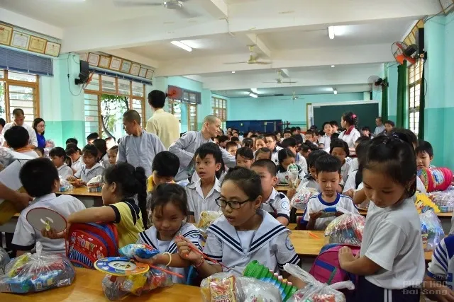 Trung Thu sớm cho lớp học tình thương CLB Thiện Duyên image-1731919783165