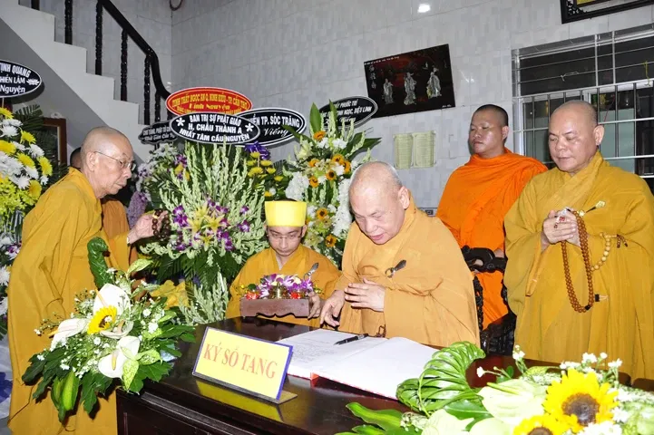 Trung ương GHPGVN viếng lễ Tang cố HT. Thích Huệ Đức 5 Trung ương GHPGVN viếng lễ Tang cố HT. Thích Huệ Đức image-1731938298520