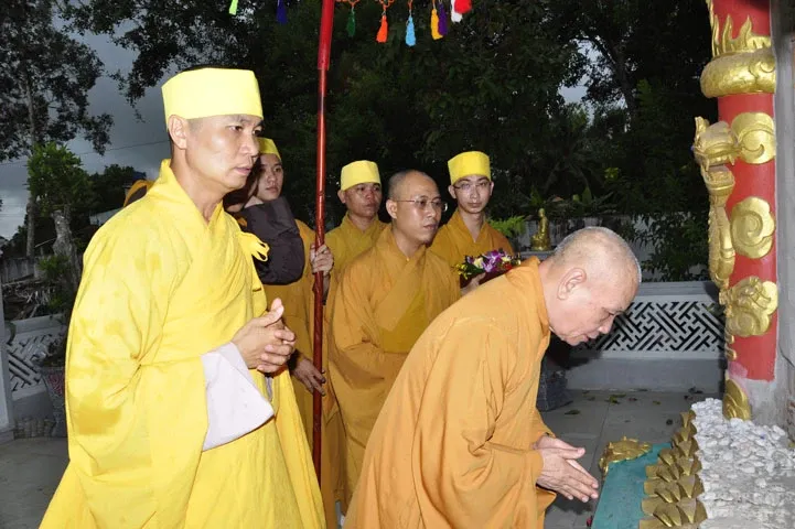 Trung ương GHPGVN viếng lễ Tang cố HT. Thích Huệ Đức image-1731938302011