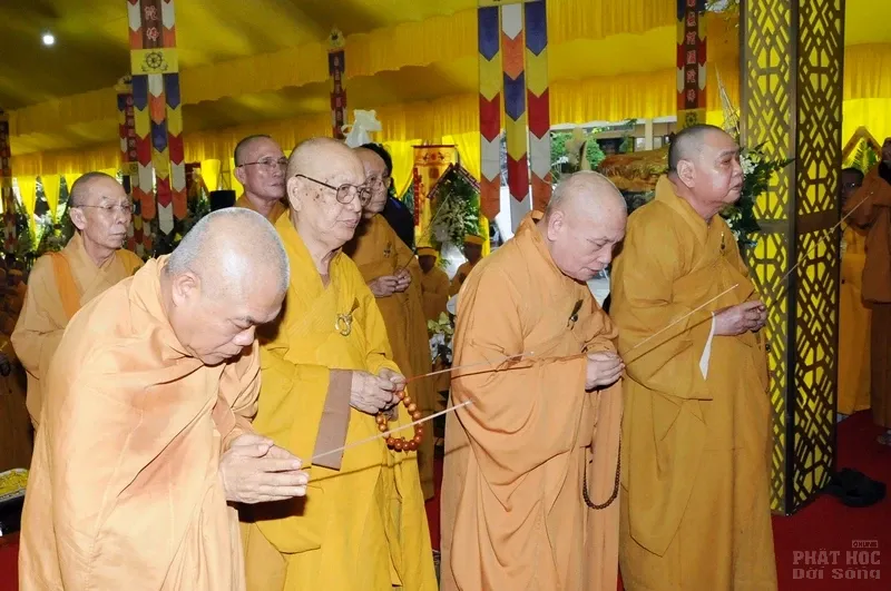 Trung ương GHPGVN viếng tang cố HT Thích Quang Đạo image-1731939488081