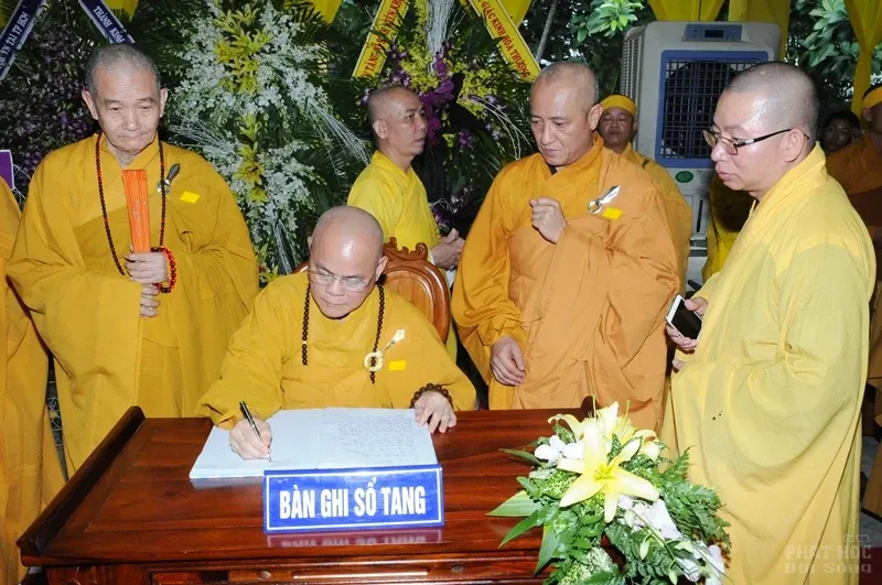 Trung ương GHPGVN viếng tang cố HT Thích Quang Đạo image-1731939493925