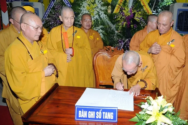 Trung ương GHPGVN viếng tang cố HT Thích Quang Đạo image-1731939494825