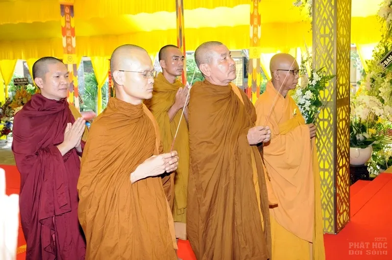 Trung ương GHPGVN viếng tang cố HT Thích Quang Đạo image-1731939498506