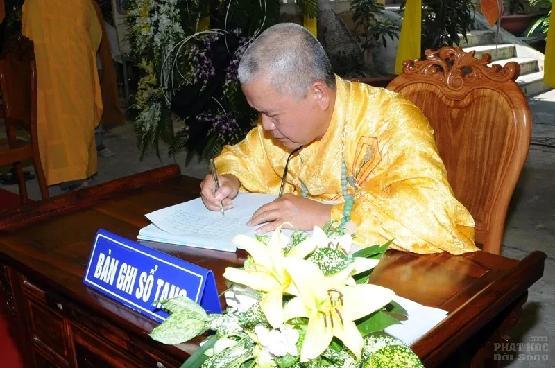 Trung ương GHPGVN viếng tang cố HT Thích Quang Đạo image-1731939502419