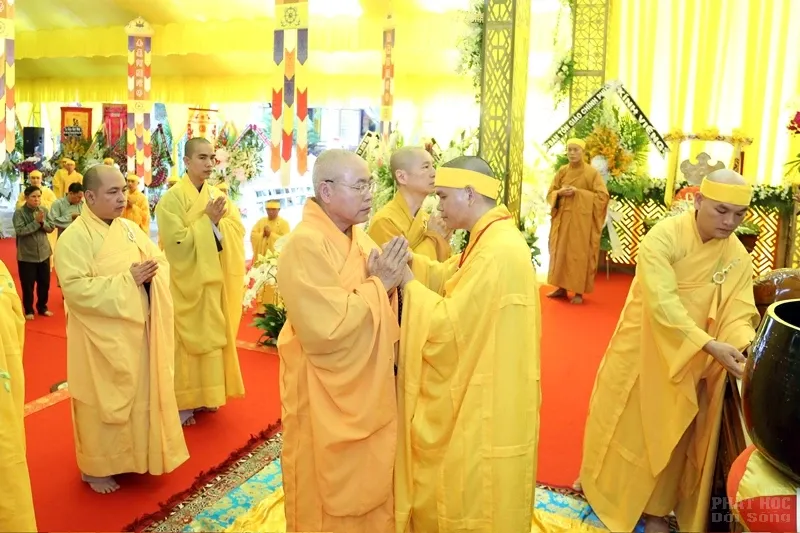 Trung ương GHPGVN viếng tang cố HT Thích Quang Đạo image-1731939524892