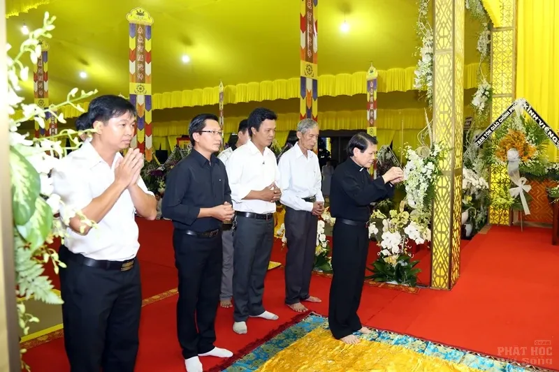 Trung ương GHPGVN viếng tang cố HT Thích Quang Đạo image-1731939537030