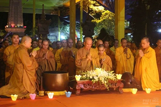 Trường TCPH Khánh Hòa đốt nến tưởng niệm giác linh HT Thích Thiện Bình image-1731932998358