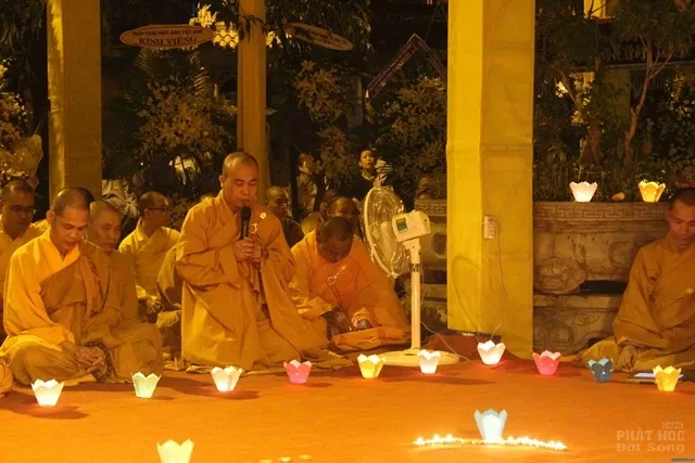 Trường TCPH Khánh Hòa đốt nến tưởng niệm giác linh HT Thích Thiện Bình image-1731932999055