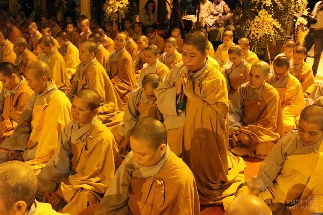 Trường TCPH Khánh Hòa đốt nến tưởng niệm giác linh HT Thích Thiện Bình image-1731933000948