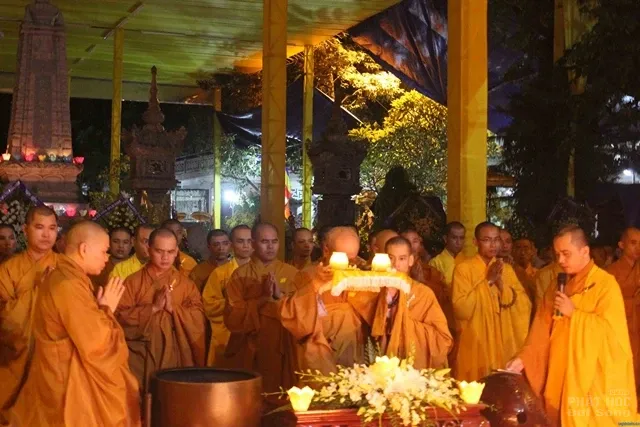 Trường TCPH Khánh Hòa đốt nến tưởng niệm giác linh HT Thích Thiện Bình image-1731933004582