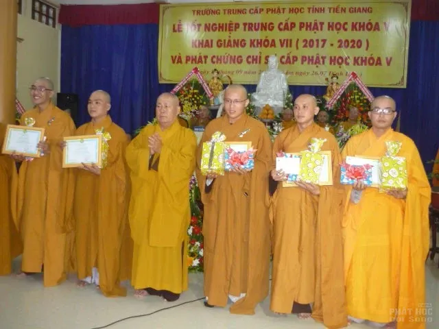Trường Trung cấp Phật học Tiền Giang phát bằng tốt nghiệp khóa VI image-1731941468890