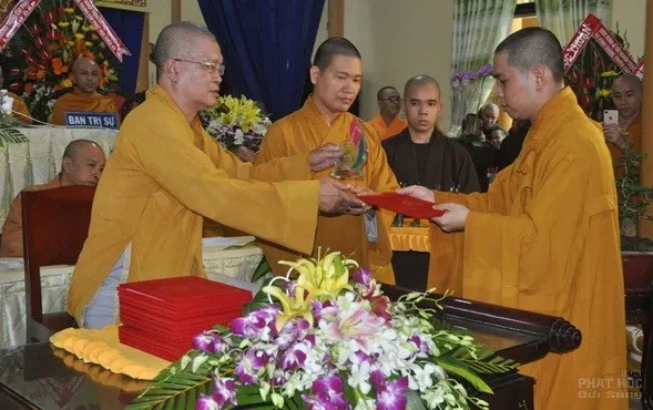 Trường Trung cấp Phật học Tiền Giang phát bằng tốt nghiệp khóa VI image-1731941470464