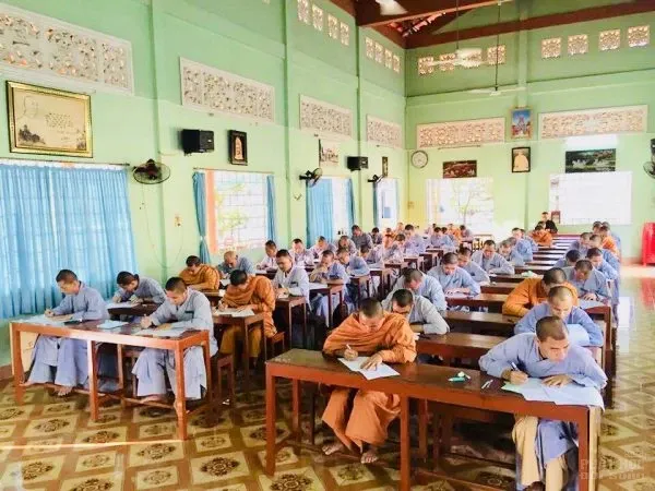 Trường trung cấp Phật học Vĩnh Long thi tốt nghiệp khóa VII (2015 – 2018) 2 Trường trung cấp Phật học Vĩnh Long thi tốt nghiệp khóa VII (2015 – 2018) image-1731943838696