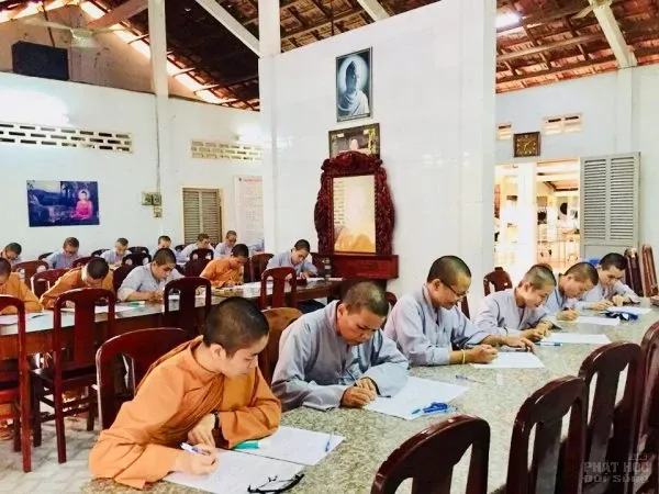 Trường trung cấp Phật học Vĩnh Long thi tốt nghiệp khóa VII (2015 – 2018) image-1731943842168