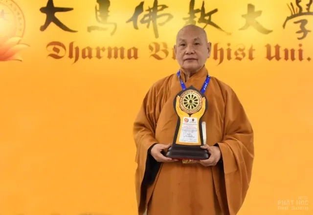 TT. Thích Nhật Từ nhận giải thưởng Nhà cải cách Phật giáo Toàn cầu 2017 image-1732291986384