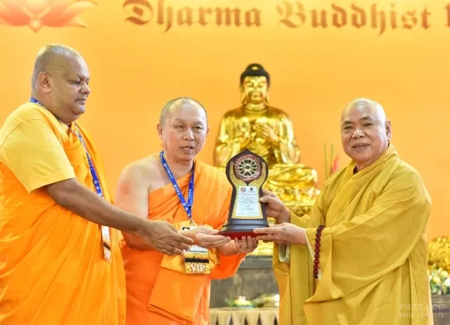 TT. Thích Nhật Từ nhận giải thưởng Nhà cải cách Phật giáo Toàn cầu 2017 image-1732291987186