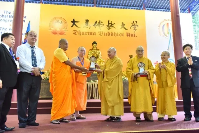 TT. Thích Nhật Từ nhận giải thưởng Nhà cải cách Phật giáo Toàn cầu 2017 image-1732291987943