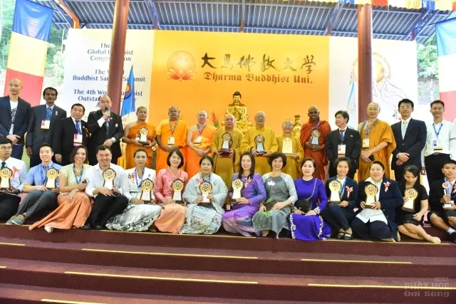 TT. Thích Nhật Từ nhận giải thưởng Nhà cải cách Phật giáo Toàn cầu 2017 image-1732291992083