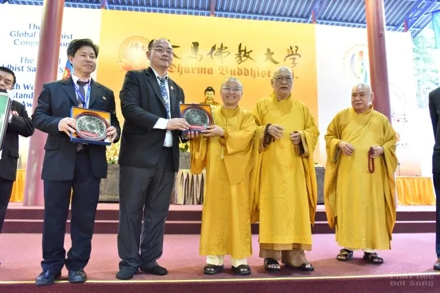 TT. Thích Nhật Từ nhận giải thưởng Nhà cải cách Phật giáo Toàn cầu 2017 image-1732291993007