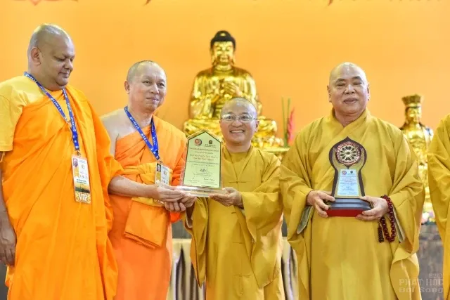 TT. Thích Nhật Từ nhận giải thưởng Nhà cải cách Phật giáo Toàn cầu 2017 image-1732291993781