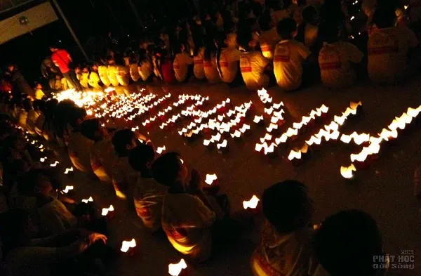 Video cả hội trường khóc òa đêm thắp nến 'Ơn nghĩa sinh thành' image-1732286621382