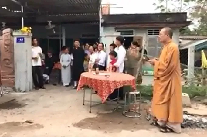 Video cộng đồng mạng phản đối kẻ mượn áo tu sĩ Phật giáo đuổi tà ma, đốt vàng mã image-1731933407711