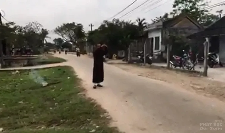 Video cộng đồng mạng phản đối kẻ mượn áo tu sĩ Phật giáo đuổi tà ma, đốt vàng mã image-1731933408424