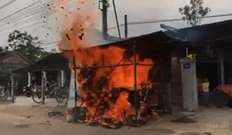 Video cộng đồng mạng phản đối kẻ mượn áo tu sĩ Phật giáo đuổi tà ma, đốt vàng mã image-1731933409164