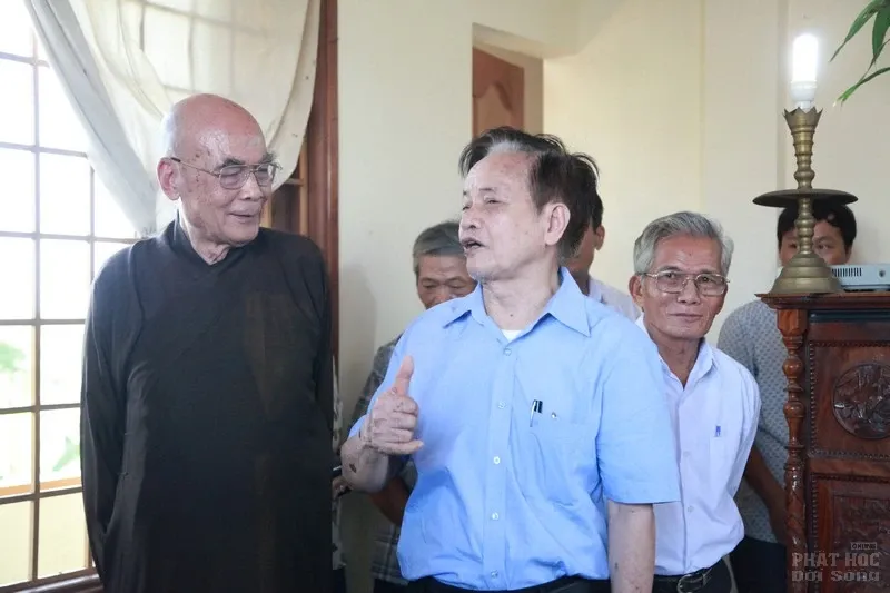 Video: HT Thích Quang Đạo về thăm quê hương Long Hưng - Hải Lăng image-1731941921355