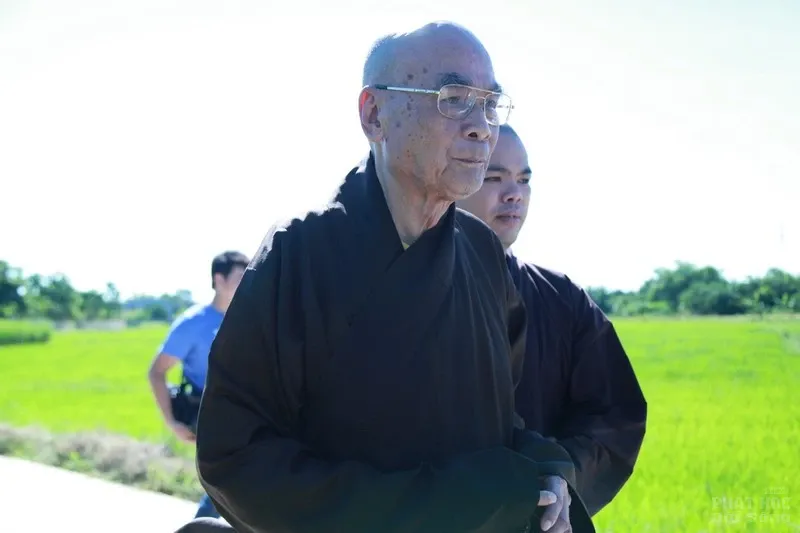 Video: HT Thích Quang Đạo về thăm quê hương Long Hưng - Hải Lăng Video: HT Thích Quang Đạo về thăm quê hương Long Hưng - Hải Lăng image-1731941923091