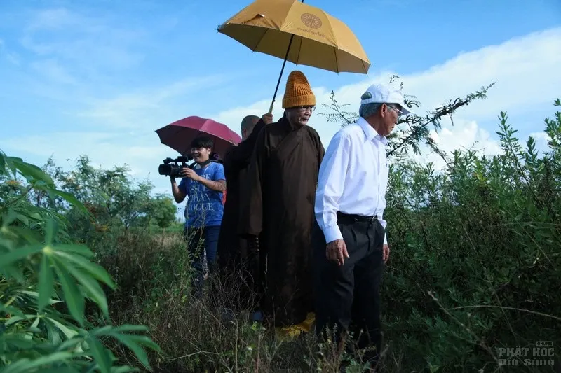 Video: HT Thích Quang Đạo về thăm quê hương Long Hưng - Hải Lăng image-1731941923824