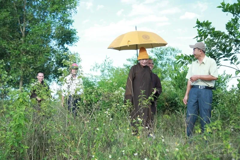 Video: HT Thích Quang Đạo về thăm quê hương Long Hưng - Hải Lăng Video: HT Thích Quang Đạo về thăm quê hương Long Hưng - Hải Lăng image-1731941924584